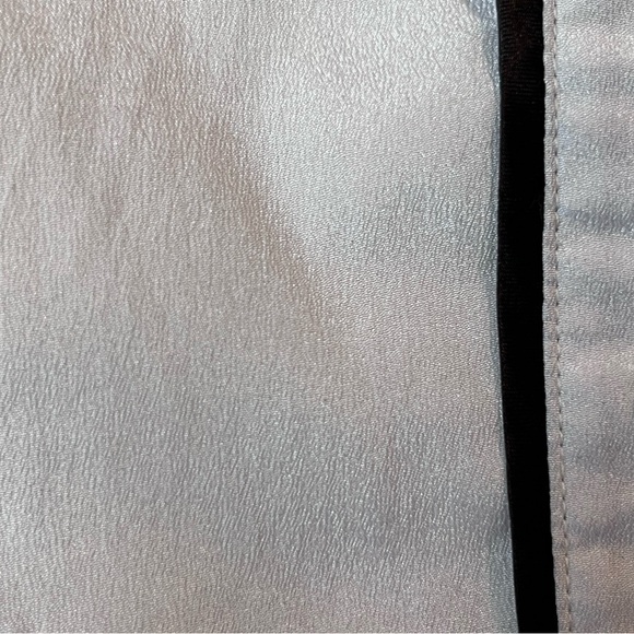 Elegant White Blouse with Black Trim - Picture 5 of 7